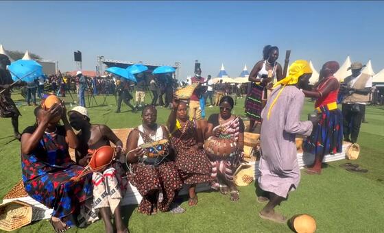 南苏丹当地民众在联合国南苏丹特派团支持的节日活动中，通过传统手工艺庆祝和平与贸易。